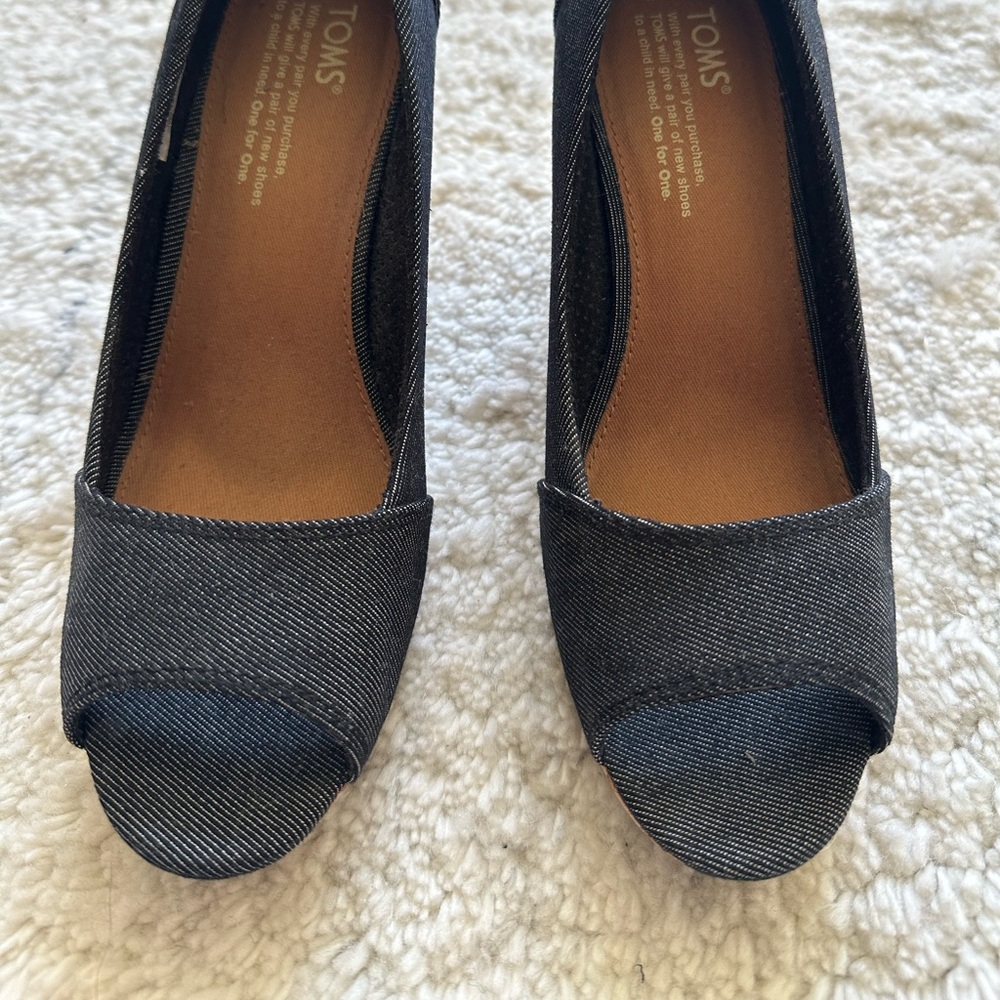 Tom’s wedges size W7.5